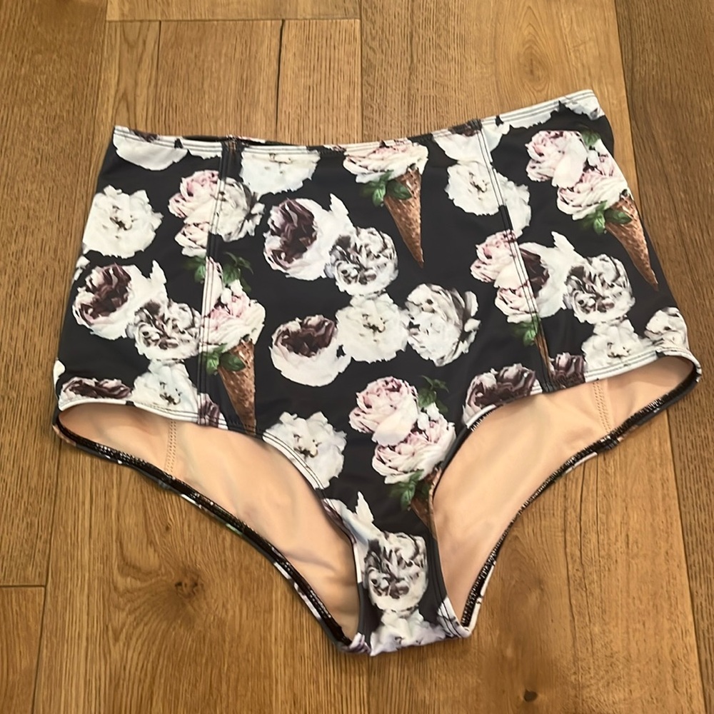 Kortni Jeane medium swim bottoms
